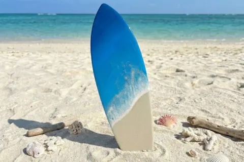 【宮古島・当日予約OK】空港5分！雨の日OK｜送料無料！おしゃれな『サーフボード』に海を描くレジンアート体験｜お子様も大人も夢中の波作り体験