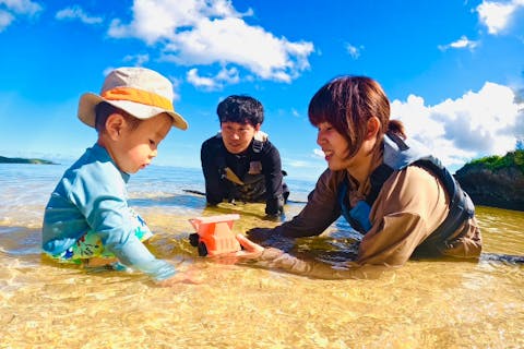 1～5歳児対象【恩納村・子供が主役】学びと感動”のプライベートツアー！見て、ふれて、学ぶ”大自然！グラスボート＆貸切ビーチ遊びの黄金コース！