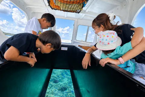 ☆完全貸切グラスボート☆当日予約OK♪【沖縄・恩納村】★未就学児＆60歳以上無料！濡れずに楽しむ家族専用クルーズ＆魚の餌付け体験♪0歳から3世代で満喫できる感動プライベートツアー！