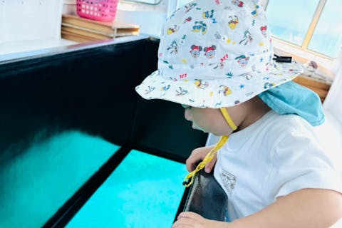 完全貸切プライベートツアー【沖縄・恩納村★チャーターグラスボート】当日予約歓迎！濡れずに楽しむ感動の海中探検＆魚の餌付け体験♪0歳〜3世代で楽しめる感動体験
