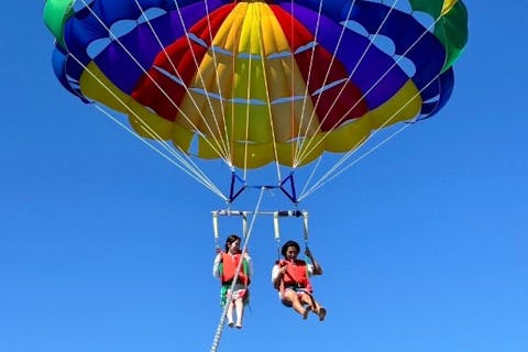 【宜野湾発】100mプラン！360度ぜんぶ絶景 パラセーリング 空と海を繋ぐ、究極のフライト体験！