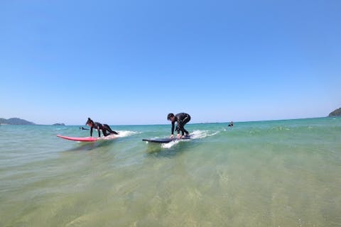 【福岡　糸島　サーフィン】初心者大歓迎！！ 経験豊富なスタッフが優しくサポートする初めてのサーフィン体験！送迎と水中写真がなんと無料！！