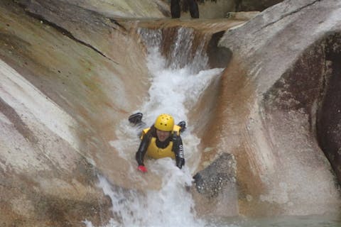 【大分県・佐伯市・藤河内渓谷キャニオニング　フルコース】中学生以上限定 10数条の小滝を登り（シャワークライミング）、10数条の小滝をスライダーやジャンプで楽しみ尽くす。