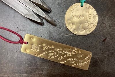石川・金沢】刻印で作る真鍮オリジナルネームチャーム作り！｜アソビュー！