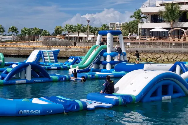 【沖縄・北谷】大人気セット！海上アスレチック＋選べる1アクティビティ☆バナナなどのチューブ系組み合わせ自由！