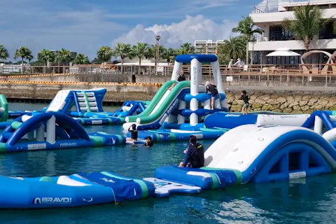 【沖縄・北谷】大人気セット！海上アスレチック＋選べる1アクティビティ☆バナナなどのチューブ系組み合わせ自由！