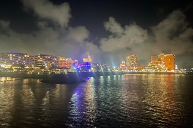 【北谷・アメリカンビレッジ】夜風を浴びて巡る、アメリカンビレッジ夜景＆花火クルーズ