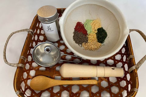 【出雲大社・オリジナル七味（なないろ）唐辛子ブレンドづくり】 医薬の國出雲で、食べる漢方薬とも呼ばれる七味をお好みのオリジナルの調合で作りましょう。