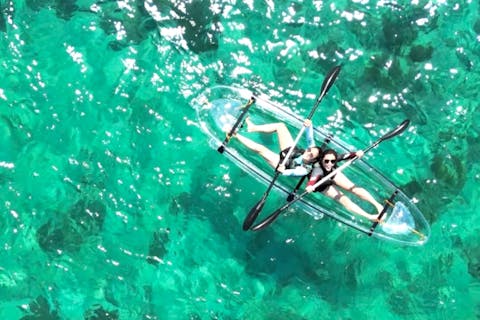 空からも撮る！！【沖縄・恩納村】クリアカヤックツアー！壮大な海の上で、浮かぶカヤック！足元から見えるお魚に大興奮！小さいお子様から楽しめる乗り物ここにあり！