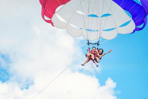 【宮古島・パラセーリング】当日即時予約大歓迎！ここでしか見ることが出来ない宮古島の絶景のなか空中散歩しませんか？