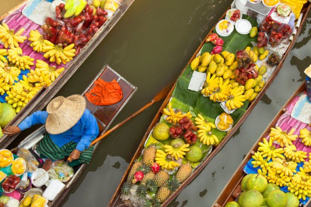 【タイ】人気2大市場をめぐる！ダムヌンサドゥアック水上マーケット＆メークロン線路市場へ！バンコク発着 往復シャトルバス＜日本語ガイドなし/午前半日/週3日運行＞ LMKTRF