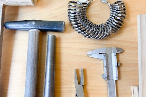 【名古屋駅前・シルバーアクセサリー】おしゃれなアトリエで思い出づくり！本格シルバーリング制作体験　デザイン豊富でペアリングにもおすすめ♪