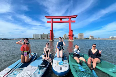 【浜松・浜名湖】赤い大鳥居がある無人島でサップ体験！集合場所はJR駅から徒歩3分！レンタルサンダル無料！