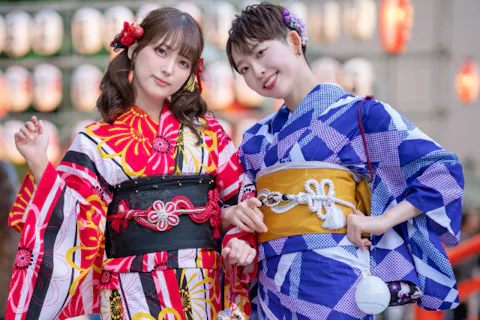 【東京・新宿・浴衣レンタル】華やかな浴衣姿にしたい方へ！・髪飾り・飾り小物つけ放題プラン　早期予約特典で翌日返却も無料！