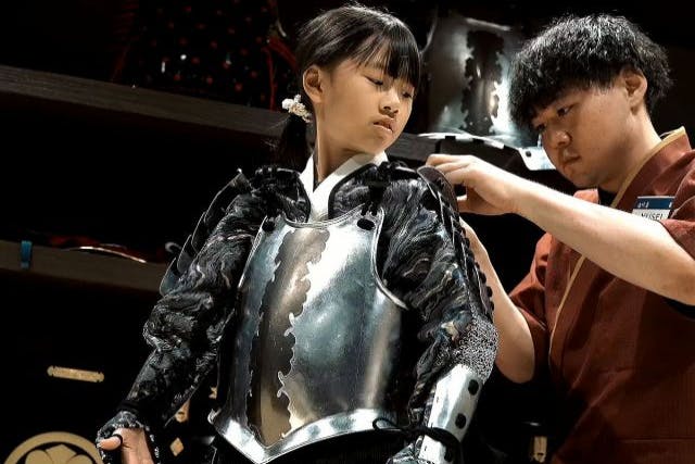 【大阪・心斎橋・甲冑体験プラン】＜甲冑体験＋サムライショー・茶道・書道・三味線・琴・横笛体験を堪能！＞戦国武将になりきり！子供料金あり♪