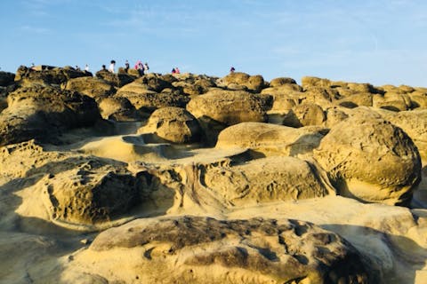 【専用車でホテル発着】九份・十分・十三層遺跡｜天燈上げ体験＆黄金の滝を巡るツアー