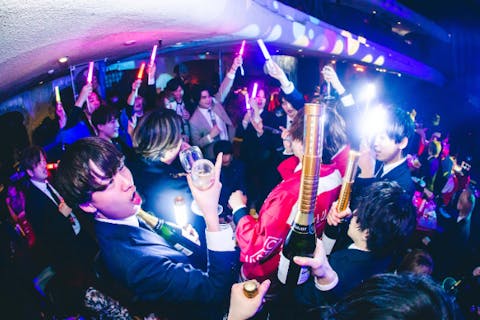 【東京・新宿歌舞伎町】アテンド付／初めてのホストクラブ体験！（軽食・ドリンク有）シャンパンコールオプションあり（約2時間半〜）