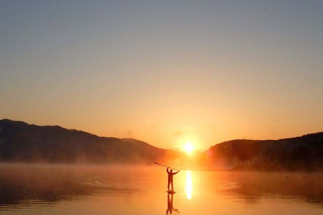 ＜1組限定貸切＞【長野・野尻湖・SUP】朝日に輝く湖面を水上散歩！美しい景色と爽やかな風を感じるプラン（早朝・1.5H・写真つき）