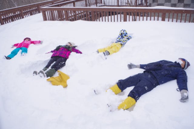 冬のファミリーコース（1.5時間） ～さがして、ひろって、森あそび！～