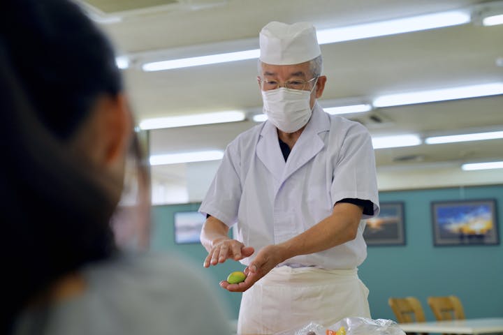 おせわさん（彩雲堂の和菓子職人）