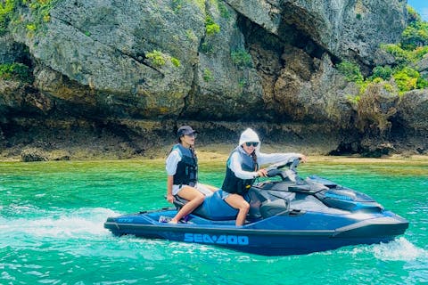 【NEW】【免許ありの人プラン】ジェットスキーツアー100分コース！＜シュノーケル選択可能、無人島・秘境地形ツアー＞