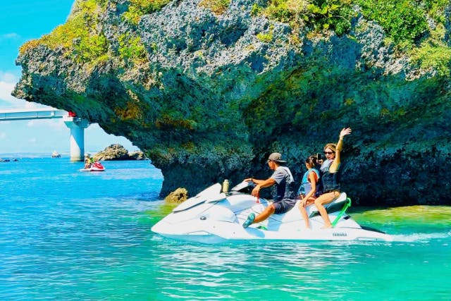 【NEW】[免許ありの人プラン]ジェットスキーツアー180分コース！＜シュノーケル選択可能、無人島・秘境地形ツアー＞