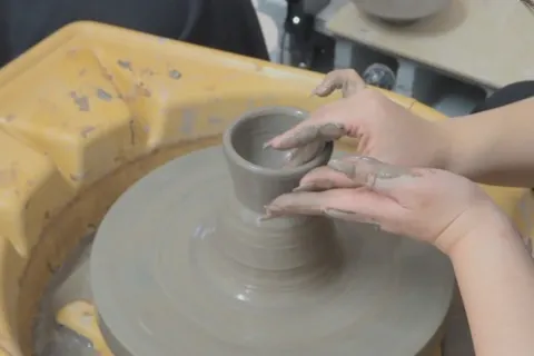 大阪・鶴橋】1組限定のパーソナル陶芸体験｜電動ろくろ｜模様彫り