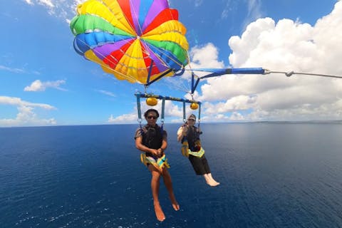 【アメリカンビレッジパラセーリング】沖縄の海を空から堪能する贅沢な空中散歩！！高さも選べる 100m / 150m / 200m