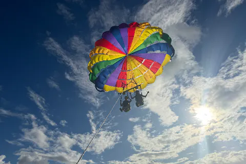 【アメリカンビレッジパラセーリング】沖縄の海を空から堪能する贅沢な空中散歩！！高さも選べる 100m / 150m / 200m