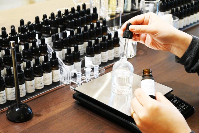 【東京・浅草/フレグランス調香体験】世界にひとつ！厳選50種類以上のハイグレード香料から選ぶ★フレグランス製作調香体験/50ml★＜ご家族・カップル・おひとり様におすすめ＞