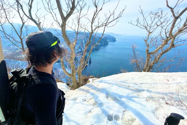 【北海道・余市・スノーシュー】海が見える冬の絶景コース。積丹ブルーと深雪の森を楽しむ冬のアクティビティ！ JR余市駅から送迎あり！