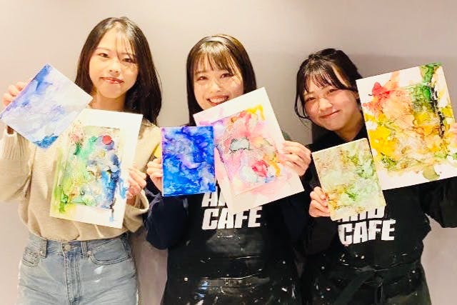 アートアンドカフェ渋谷店。ワインと音楽とアート体験！誰でもアーティストになれる場所！ゴールド・シルバー透明で描くアルコールインクアート！