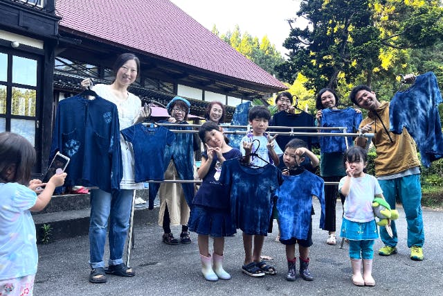 ジャパンブルーを染め上げる！　築200年古民家で藍染め体験　絞って染める