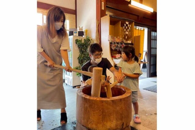 杵と臼で本格もちつき体験＆食べ放題