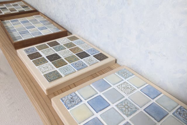 【北海道・帯広・タイルクラフト】つやつやタイルを敷きつめて、心華やぐオリジナルのタイルクラフト作り