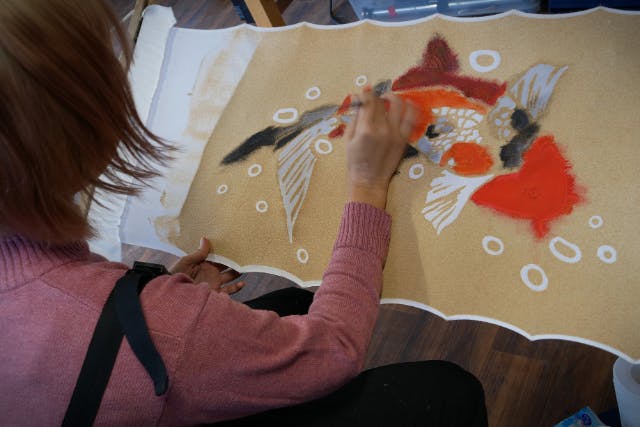 【京都・中京区】染物体験 歴史ある染物工場で職人に習いながら鯉のタペストリーを作ろう