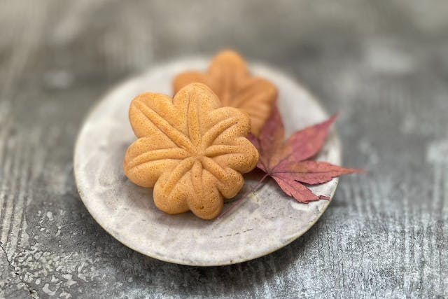 【広島・宮島口・ガイドツアー】知っているようで知らない！もみじ饅頭と宮島御砂焼の歴史と名店を巡る まち歩きツアー
