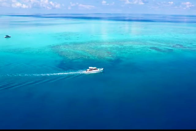 【宮古島／送迎可】貸切チャーターボートで周りを気にせず優雅にプライベートな一時を！　おタバコ、ご飲食など自由！ドローン撮影やシュノーケルセット等無料、個室トイレ、冷房完備