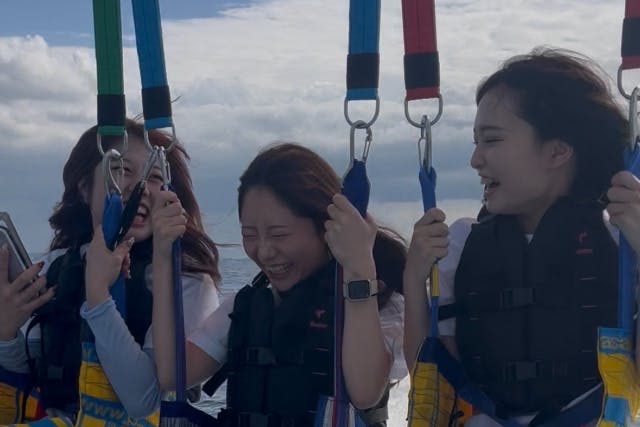 【那覇発・当日予約OK】防水スマホホルダープレゼント♪ティファニーカラーの可愛いパラセーリング専用船でケラマブルーを空中散歩！