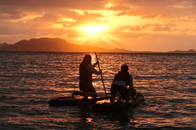 【4月限定モニター割！石垣島｜サンセットSUP】最新ドローン撮影付き！特別な夕日を2人占め/写真データ無料