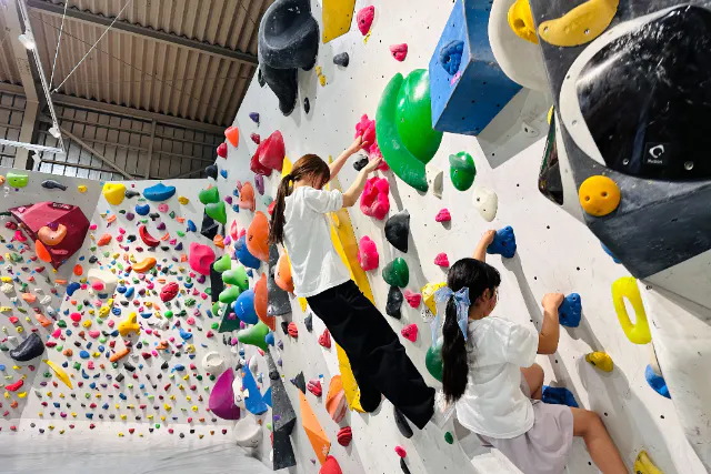【埼玉・坂戸｜ボルダリング】 アソビュー限定!初めてパック 大人も気軽に楽しめるボルダリング体験