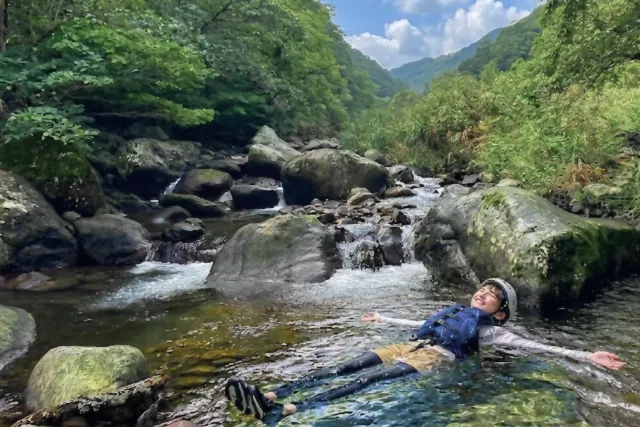 【神奈川・湯河原・リバートレッキング】水温18℃の清流でリフレッシュ!「沢散歩」ツアー(半日)小学3年生から参加OK!