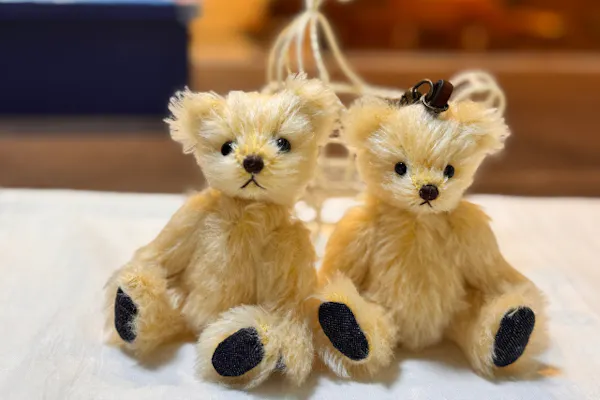 ハンドメイド テディベア バックチャーム 短毛カールモヘア ベージュ色 倉敷】テディベア作り体験 ミニベアorバックチャーム | モヘア×倉敷