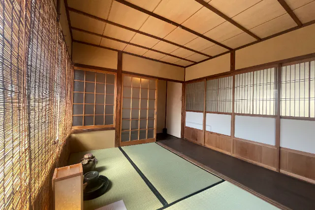 京都・伏見・茶道体験】重要京町家の茶室で躙口を潜り釣釜や柄杓を使う