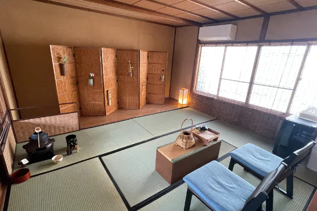 京都・伏見・茶道体験】重要京町家の茶室で躙口を潜り釣釜や柄杓を使う
