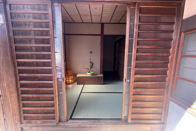 京都・伏見・茶道体験】重要京町家の茶室で躙口を潜り釣釜や柄杓を使う