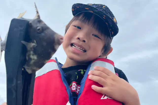 【下関・唐戸・海釣り体験】長く遊ぶ！手ぶらで陸から魚釣りロング210分　釣った魚でお食事も◎ ＜5歳から・初心者歓迎・ガイド付＞