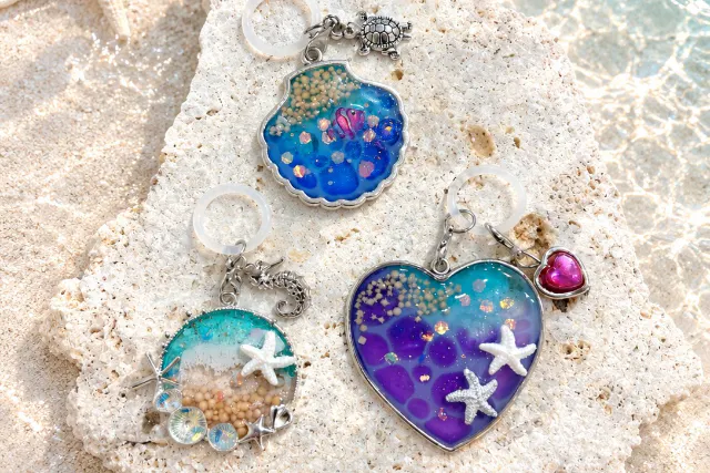 【SNS割】【那覇・国際通りすぐ】今流行り！UVレジンでめじるしアクセサリー作り⭐キラキラ海チャーム！（屋根ありで雨でもOK！）