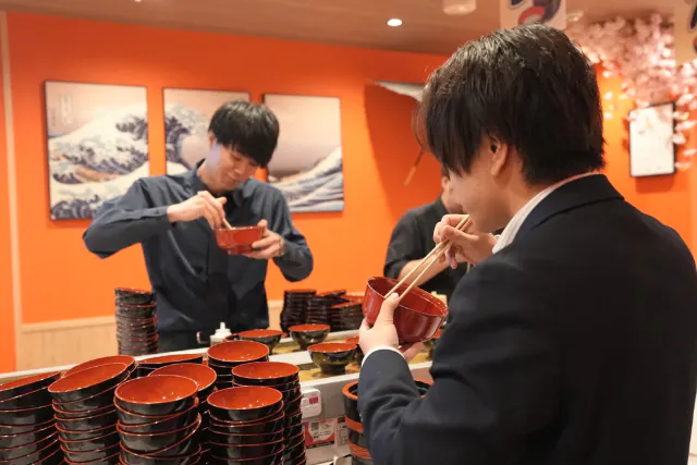【新宿・歌舞伎町】日本初！回転わんこそば40分食べ放題｜最高記録925杯・西武新宿駅徒歩1分