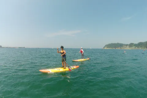 【逗子・SUP】初めての方・ペアに最適。公認校の丁寧なエスコートで楽しむ逗子ブルー体験（手ぶら・写真・安全装備付）